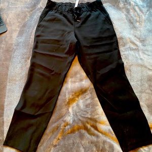 Lululemon On the Fly woven 28 in pants